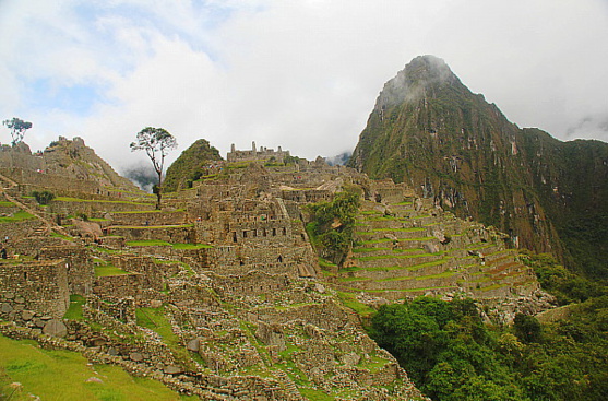 L'ancienne cité se trouve entre deux sommets: le Machu Picchu et le Huayna Picchu  .