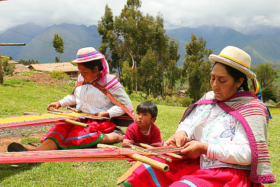 Les femmes pratiquent encore le tissage, notamment avec de la laine d'alpaga