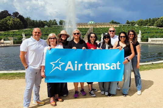 La liaison Toronto-Berlin d'Air Transat prend son envol grâce à un voyage de familiarisation réussi La liaison Toronto-Berlin d'Air Transat prend son envol grâce à un voyage de familiarisation réussi