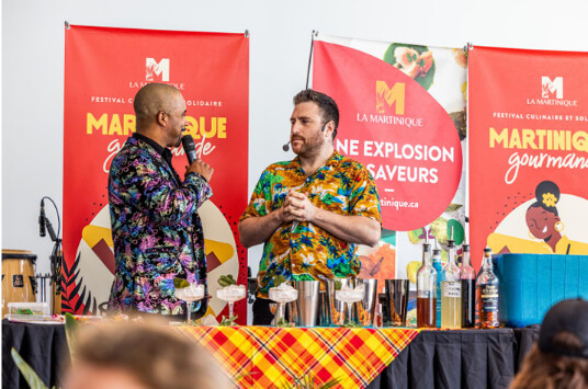 Image: compétition de Mixologie 2024 – Marché créole, Festival Martinique Gourmande, Jeremy Escolano pour le Nikkei, gagnant de la compétition  de mixologie FMG2024
