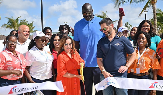 La présidente Christine Duffy, le PDG de Carnival Corporation, Josh Weinstein, le directeur des divertissements, Shaquille O’Neal, et le capitaine de Carnival Vista, Paolo Severini, ont tourné la clé qui a « déverrouillé » les portes de l’emblématique Suncastle de 10 étages, La présidente Christine Duffy, le PDG de Carnival Corporation, Josh Weinstein, le directeur des divertissements, Shaquille O’Neal, et le capitaine de Carnival Vista, Paolo Severini, ont tourné la clé qui a « déverrouillé » les portes de l’emblématique Suncastle de 10 étages,