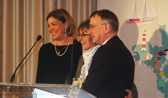 La représentante de Vélo Québec, entourée de Armelle Tardy-Joubert et de Nicolas Chapuis,'ambassadeur de France au Canada
