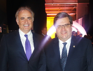 Calin Rovinescu, président et chef de la direction d'Air Canada en compagnie du maire de Montréal, Denis Coderre Calin Rovinescu, président et chef de la direction d'Air Canada en compagnie du maire de Montréal, Denis Coderre