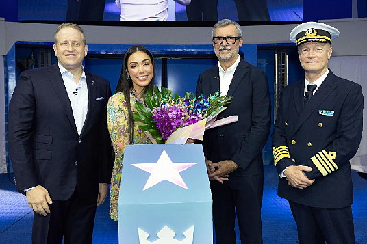 Jason Liberty, président et chef de la direction de Royal Caribbean Group ; Kellie Gerardi, marraine de Star of the Seas ; Michael Bayley, président et chef de la direction de Royal Caribbean ; et le capitaine Rob Hempstead de Star of the Seas. Crédit : sbw-photo Jason Liberty, président et chef de la direction de Royal Caribbean Group ; Kellie Gerardi, marraine de Star of the Seas ; Michael Bayley, président et chef de la direction de Royal Caribbean ; et le capitaine Rob Hempstead de Star of the Seas. Crédit : sbw-photo