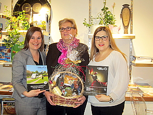 La gagnante entourée par Cristelle Cormier, directrice ventes & marketing chez Tours Chanteclerc et Maria Pietrantonio, directrice de projets à la chambre de commerce italienne La gagnante entourée par Cristelle Cormier, directrice ventes & marketing chez Tours Chanteclerc et Maria Pietrantonio, directrice de projets à la chambre de commerce italienne