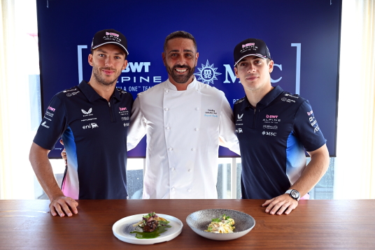 Les pilotes de l'écurie Alpine, Pierre Gasly et Franco Colapinto entourent le chef Pasquale Puziello Les pilotes de l'écurie Alpine, Pierre Gasly et Franco Colapinto entourent le chef Pasquale Puziello
