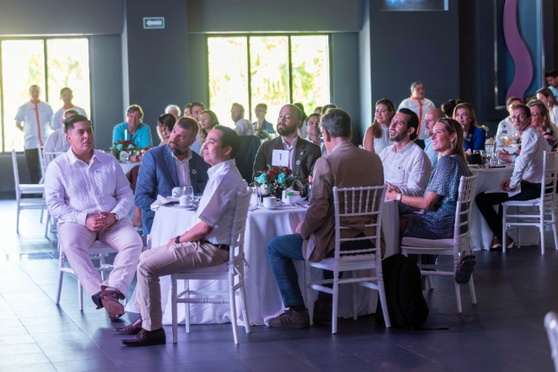 L'événement a réuni les plus hauts responsables de RIU au Mexique, qui ont accompagné Naomi Riu et les autorités présentes, aux côtés d'acteurs clés du secteur et de médias locaux et nationaux. L'événement a réuni les plus hauts responsables de RIU au Mexique, qui ont accompagné Naomi Riu et les autorités présentes, aux côtés d'acteurs clés du secteur et de médias locaux et nationaux.