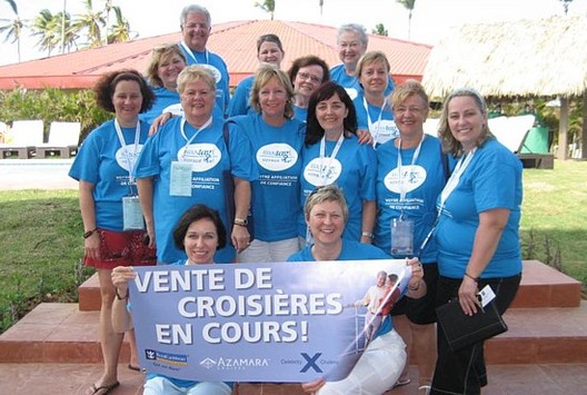 un groupe de propriétaires avec Lydie Rauzon, directrice de développement - Avantage Voyage, Danielle Durocher, vice-présidente générale- Avantage voyage et Lisa Connell, directrice nationale des ventes – RCI un groupe de propriétaires avec Lydie Rauzon, directrice de développement - Avantage Voyage, Danielle Durocher, vice-présidente générale- Avantage voyage et Lisa Connell, directrice nationale des ventes – RCI