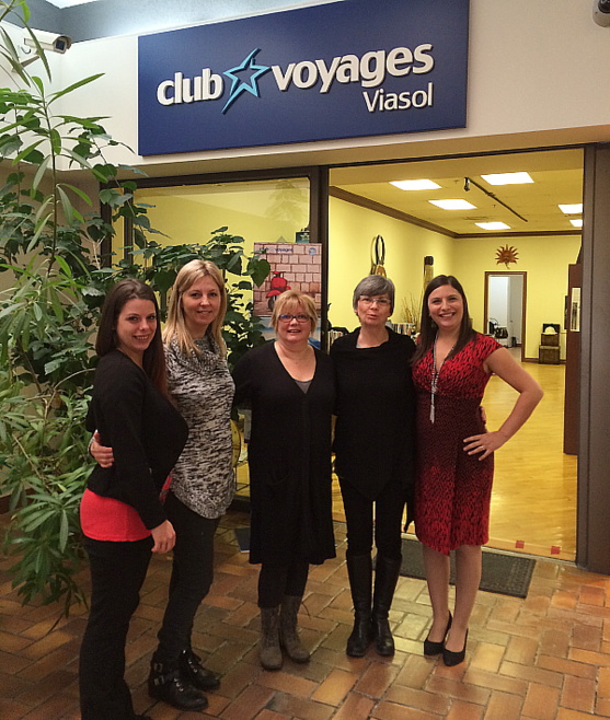 Nouvelle propriétaire de Club Voyages Viasol, Manon Guilbeault (à droite) avec son équipe. Nouvelle propriétaire de Club Voyages Viasol, Manon Guilbeault (à droite) avec son équipe.
