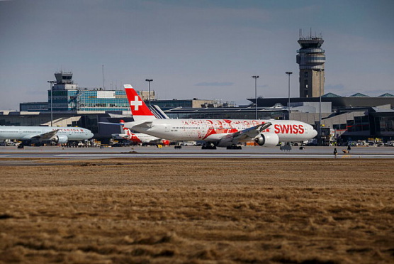 SWISS et ADM célèbrent l’envol du nouveau Boeing 777-300ER au départ de Montréal vers Zurich. SWISS et ADM célèbrent l’envol du nouveau Boeing 777-300ER au départ de Montréal vers Zurich.