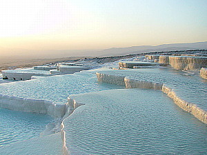 Le site de Pamukkale, classé au Patrimoine mondial de l'Unesco. (cr wikipedia)