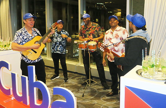 le ministre du Tourisme de Cuba donne officiellement le coup d’envoi de la saison hivernale à Montréal devant 150 invités lors de sa Fiesta Cubana!