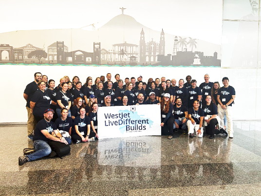 LiveDifferent accueille le président de Westjet au conseil d’administration alors que les membres de l’équipe du groupe WestJet reviennent de la construction de maisons en République dominicaine