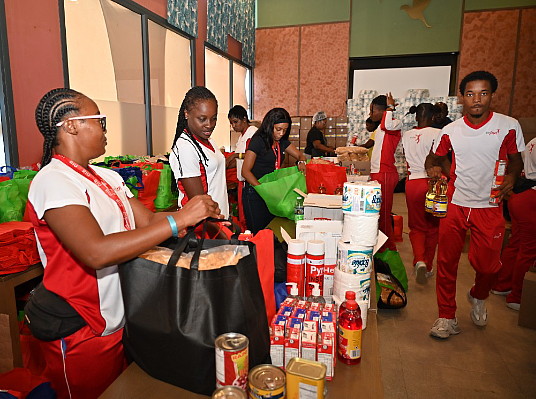 La logistique nécessaire pour préparer et livrer les colis d'aide de première nécessité est assurée par les collaborateurs des hôtels.