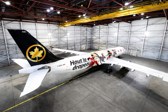 Haut le drapeau : Air Canada dévoile une livrée mettant en vedette des athlètes olympiques et paralympiques canadiens qui participeront aux Jeux olympiques d'hiver Milano Cortina 2026 Haut le drapeau : Air Canada dévoile une livrée mettant en vedette des athlètes olympiques et paralympiques canadiens qui participeront aux Jeux olympiques d'hiver Milano Cortina 2026