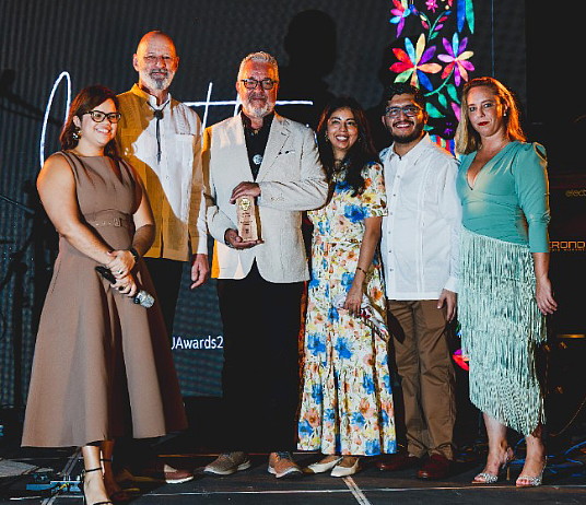 Jeffery Element, directeur des opérations chez The Travel Agent Next Door, recevant le prix.