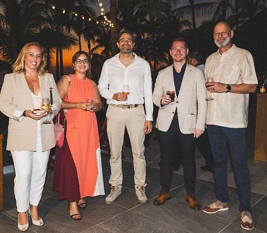 Sur la photo, de gauche à droite, figurent les dirigeants de RIU : Martina Peuser (directrice des ventes Pacifique et Amérique centrale), Nicole Brown (responsable principale du marketing partenaires – Romance et développement commercial), Raúl Pedregal (directeur des opérations de RIU au Mexique), David Rodríguez et Armin Kaestner (vice-président des ventes, des contrats et du développement commercial, États-Unis et Canada).