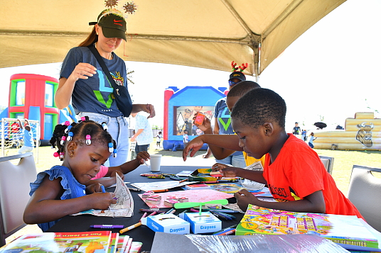 Des rangées de jouets donnés remplissent les tables à Sandals South Coast en Jamaïque, prêtes à apporter de la joie à plus de 400 enfants de Whitehouse, Westmoreland.