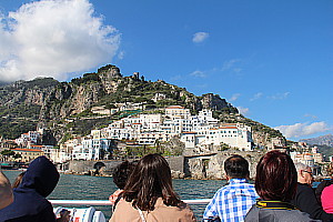 Arriver en bateau permet d'observer les belles falaises et les villages perchés