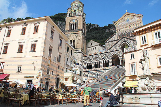 La place d'Amalfi et sa cathédrale La place d'Amalfi et sa cathédrale