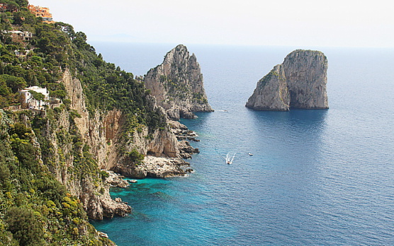 Les rochers Faraglioni, emblèmes de l’île de Capri Les rochers Faraglioni, emblèmes de l’île de Capri
