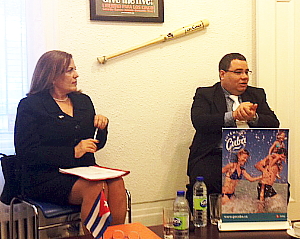 La directrice de l’office de tourisme de Cuba, Carmen Casal, et le consul général de Cuba à Montréal, Alain Gonzalez.