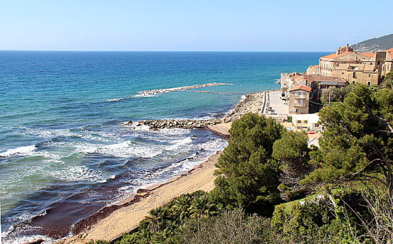 Vue sur la plage depuis les chambres