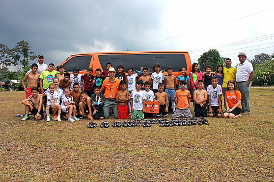 La Fondation Sunwing offre de nouvelles chaussures de soccer à Bijagua, au Costa Rica
