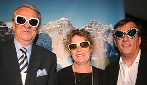 Klaus W. Roth et Jenny Dunbar, de Travel Alberta, en compagnie de Louis Gosselin, directeur des ventes voyagistes de WestJet. Klaus W. Roth et Jenny Dunbar, de Travel Alberta, en compagnie de Louis Gosselin, directeur des ventes voyagistes de WestJet.