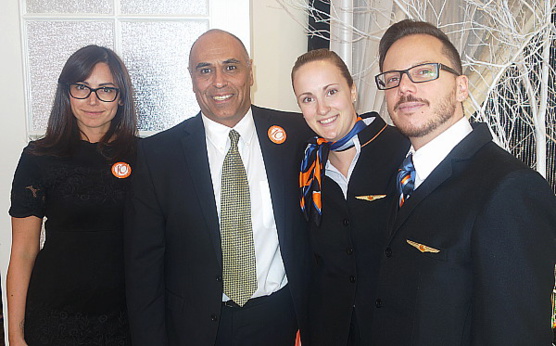 Gustavo Moor, gérant du développement des affaires de Sunwing au Québec ici entouré de collaborateurs du service en vol.