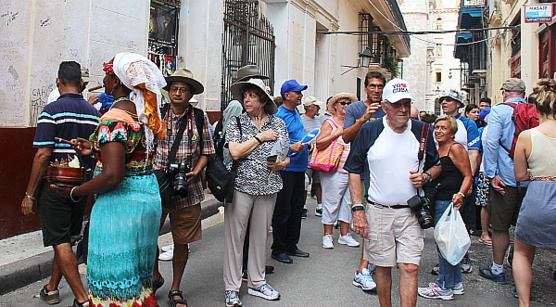 Ces jours-ci, les rues de la Havane sont bondées de touristes, accueillant notamment les premiers croisiéristes de la compagnie Carnival.