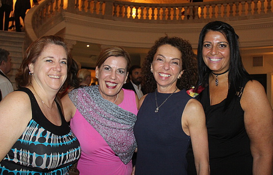 Nathalie Thériault, Carmen Casal, Renée Boisvert et Nadia Grandinetti, lors de la soirée d'ouverture, au Théâtre Alicia Alonso.