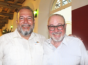 Le ministre Marrero Cruz et Jean-Marc Eustache, président et chef de la direction de Transat