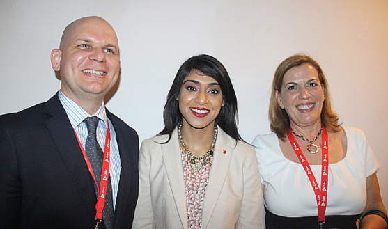 La ministre du tourisme canadienne Bardish Chagger, en compagnie d'Elroy Govea et de Carmen Casal, directeurs de l'office de tourisme de Cuba à Toronto et à Montréal.