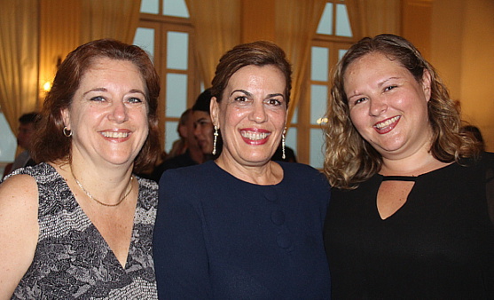 Nathalie Thériault (dir. produits Transat), Carmen Casal (directrice de l'office de tourisme de Cuba à Montréal) et Hanen Djebari Sequeiros (acheteuse produits Transat)
