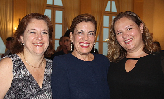 Nathalie Thériault (dir. produits Transat), Carmen Casal (directrice de l'office de tourisme de Cuba à Montréal) et Hanen Djebari Sequeiros (acheteuse produits Transat) Nathalie Thériault (dir. produits Transat), Carmen Casal (directrice de l'office de tourisme de Cuba à Montréal) et Hanen Djebari Sequeiros (acheteuse produits Transat)