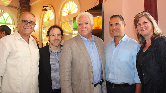 L'ambassadeur du Canada à Cuba, Yves Gagnon (au centre), en compagnie de plusieurs partenaires de l'industrie.