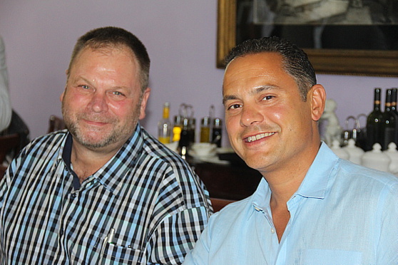 André Côté (directeur produits pour Westjet Vacations) et Stephen Hunter (CEO du groupe Sunwing)