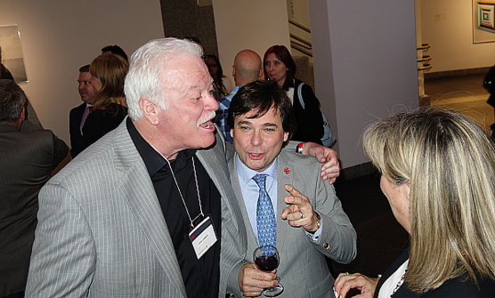 Conversation animée entre Yvon Lambert, ex vedette du Canadien de Montréal et Robert Trudeau, directeur principal ventes corporatives d'Air Canada.