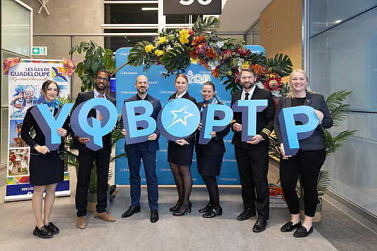 Aurélien Anzala, directeur du développement du Comité du tourisme des îles de Guadeloupe; Marc-André Bédard, vice-président, développement des affaires et technologies chez YQB; Emma-Jeanne Bouchard, directrice, développement aérien et commercial chez YQB; accompagnés de membres de l’équipage du tout premier vol TS694