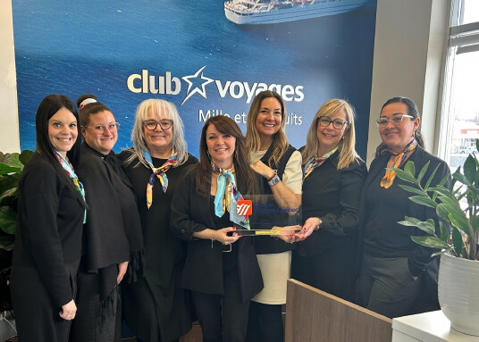 Sandra Mallette, déléguée commerciale de Groupe Voyages Québec avec l'équipe de Club Voyages Mille et une nuits.