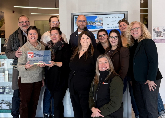 Sara-Emmanuelle Gagné, déléguée commerciale de Groupe Voyages Québec, Nicolas Bilek, Vice-Président Ventes de Groupe Voyages Québec avec l'équipe de Voyages Plein Soleil.