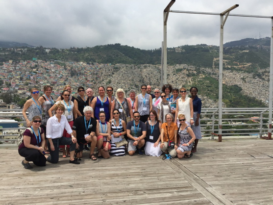 Cliquer sur l'image pour l'agrandir - Les partenaires de Transat ont pu apprécier l'hospitalité du peuple haïtien et découvrir des paysages à couper le souffle, par exemple cette vue du quartier Jalousie, capturée du toit de l’hôtel Royal Oasis, à Port-au-Prince. Cliquer sur l'image pour l'agrandir - Les partenaires de Transat ont pu apprécier l'hospitalité du peuple haïtien et découvrir des paysages à couper le souffle, par exemple cette vue du quartier Jalousie, capturée du toit de l’hôtel Royal Oasis, à Port-au-Prince.