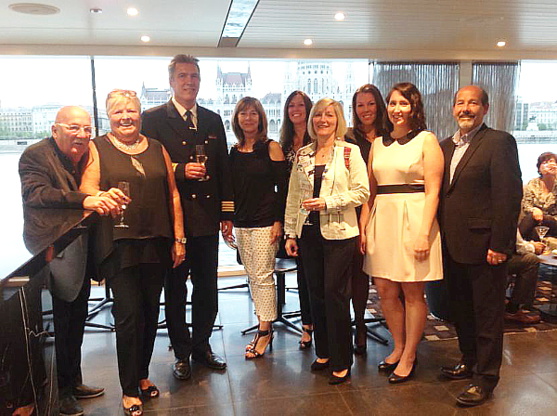 Jean-Pierre et Jeannette Chartrand de Voyages Jean-Pierre; Le capitaine du Scenic Amber; Marie-Josée Ouellette de TDC, Caroline Poulson représentante de Scenic, Roxanne Demers de Club Voyages Demers, Isabelle Bergeron et Corine Demers de Voyages Laurier du Vallon et Steve Bridges de Voyages Orientation.