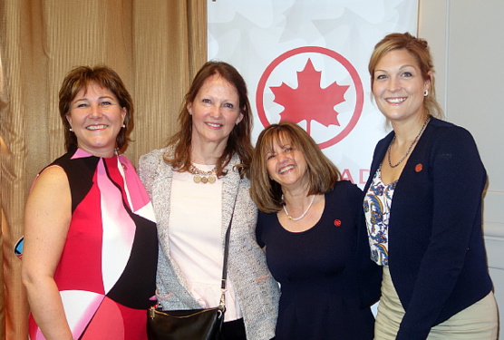 Debbie Legroulx, Elizabeth Ohayon et Alexie Deschesne d'Air Canada entourant Nadine Droulans de Wallonie-Bruxelles Tourisme