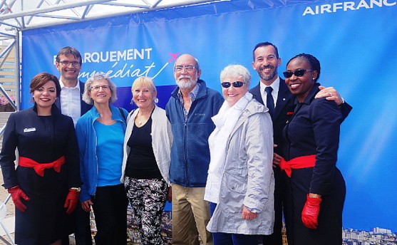 Inji Farid, Agent Escale Air France KLM Montréal-Trudeau; Jean-Noel Rault, Vice-président et Directeur général Air France KLM Canada; Louise, gagnante ; Pauline, soeur de Louise ; Jean-Claude, gagnant, Anne-Marie, son épouse ; Hervé Ricou, Chef de cabine principal du vol 'embarquement immédiat', l'AF 347 du 19 mai ; Suzanne Dione , Agent Escale Air France KLM Montréal-Trudeau Inji Farid, Agent Escale Air France KLM Montréal-Trudeau; Jean-Noel Rault, Vice-président et Directeur général Air France KLM Canada; Louise, gagnante ; Pauline, soeur de Louise ; Jean-Claude, gagnant, Anne-Marie, son épouse ; Hervé Ricou, Chef de cabine principal du vol 'embarquement immédiat', l'AF 347 du 19 mai ; Suzanne Dione , Agent Escale Air France KLM Montréal-Trudeau