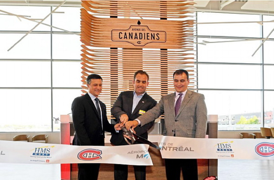 Coupant le ruban, de gauche à droite: Charles A Gratton, vice-président, services immobiliers et commerciaux, Aéroports de Montréal; le président et chef de la direction du Club de hockey Canadien, Geoff Molson; le vice-président du développement des affaires chez HMSHost, Stephen Douglas. Crédit photo: CHC photo Coupant le ruban, de gauche à droite: Charles A Gratton, vice-président, services immobiliers et commerciaux, Aéroports de Montréal; le président et chef de la direction du Club de hockey Canadien, Geoff Molson; le vice-président du développement des affaires chez HMSHost, Stephen Douglas. Crédit photo: CHC photo