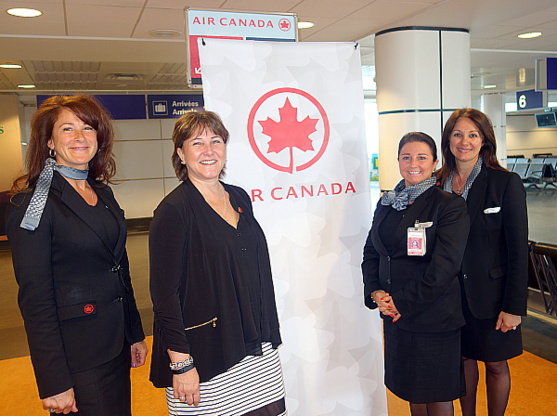 Debbie Legroulx, entourée par 3 concierges d'Air Canada; Nathalie Barbucci, Sandra Derosa et Nathalie Zakarian. Debbie Legroulx, entourée par 3 concierges d'Air Canada; Nathalie Barbucci, Sandra Derosa et Nathalie Zakarian.