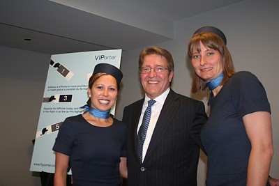 Robert J. Deluce, président-directeur général de Porter, entourés par Fernanda (à gauche) et Rachelle (à droite), respectivement superviseure et agent des services au sol pour Porter