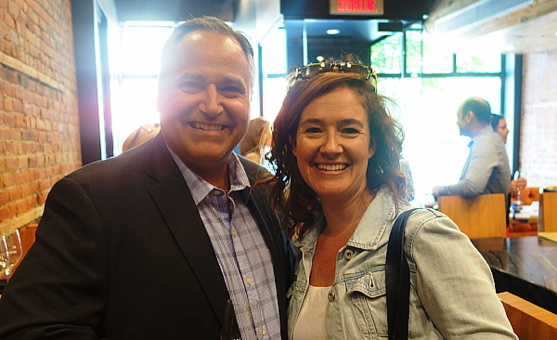 Alain Sénécal, directeur général de Voyages à Rabais et Debbie Cabana, directrice, relations publiques et médias sociaux de Transat Tours Canada.